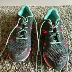 Woman’s ryka tennis shoes. Size 9m.